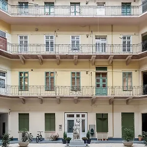 Cozy Boho Apartment, Super Central, Parliament, Netflix , Budapest Hungary