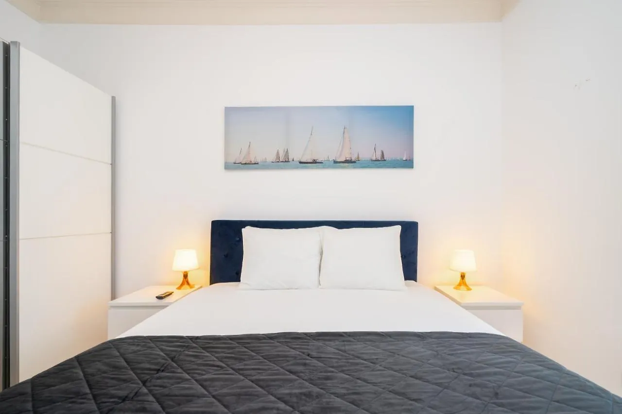 Apartment WHome Intendente Modern 1-Bed w/ Lift&AC in Top Notch Location Lissabon